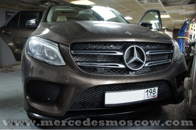 Установка центрального дисплея, задних мониторов и камеры для Mercedes GLE-Class W166